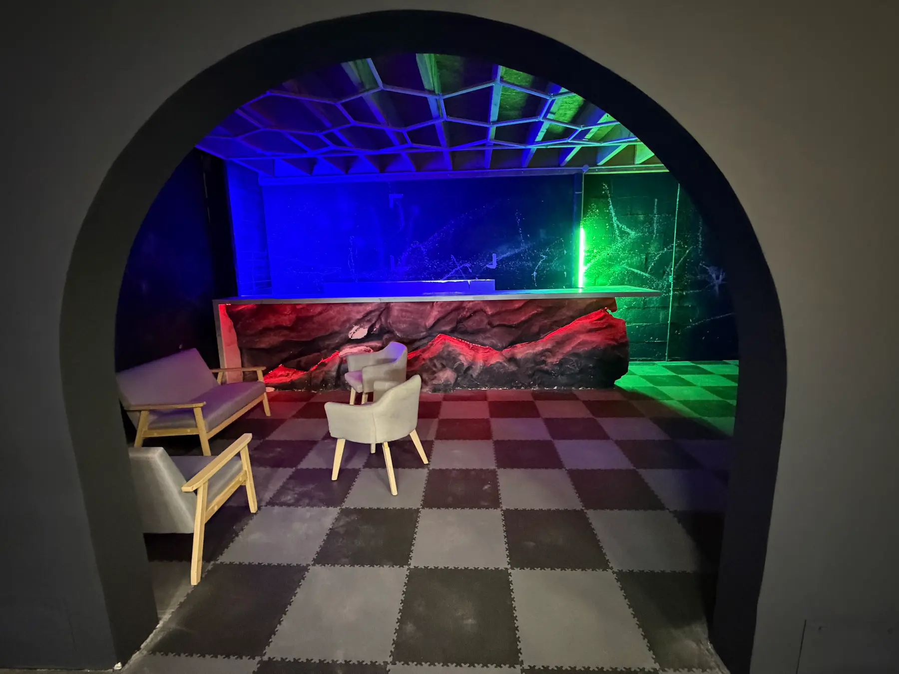 Arche et vue sur le comptoir